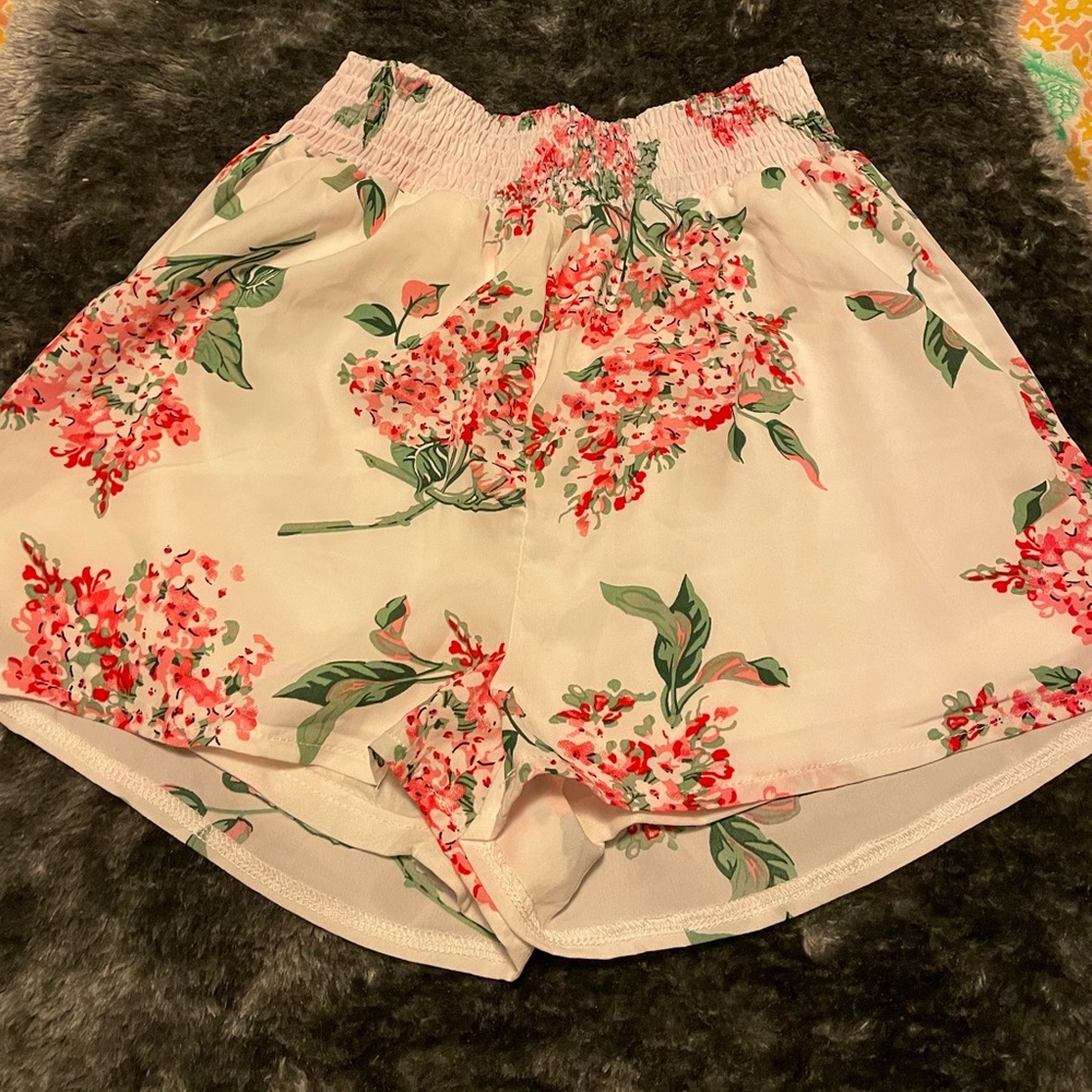 NWOT 🇬🇧MISSGUIDED Fabulous floral shorts 😍